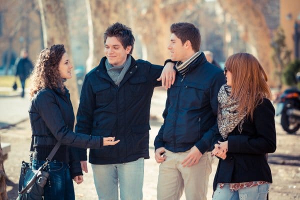 grupo de amigos conversando