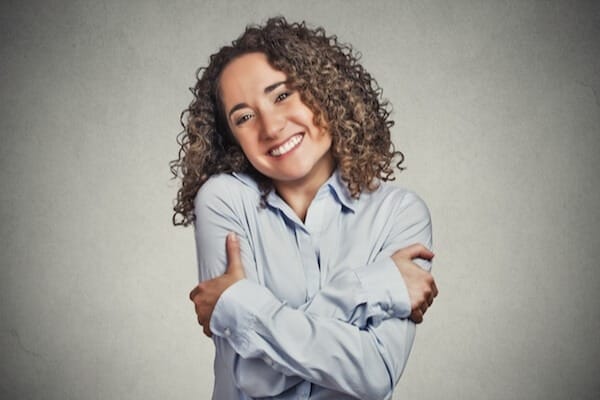 mulher se abraçando