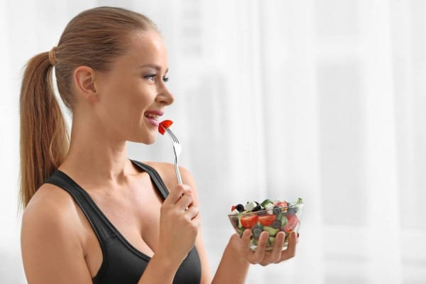 mulher comendo
