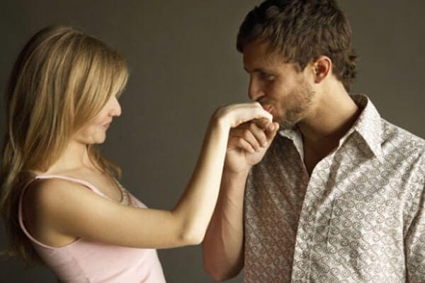 homem beijando a mão da mulher