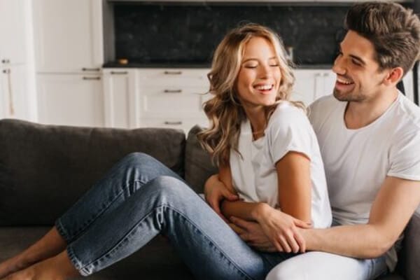 homem e mulher sentados no sofá