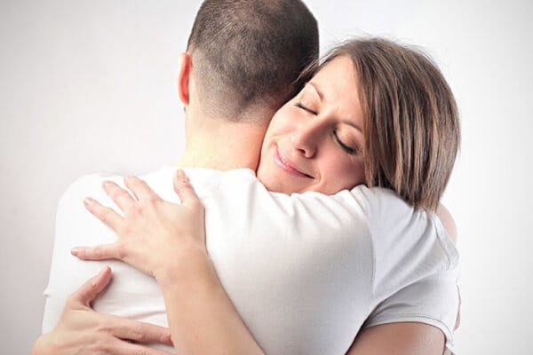 casal abraçando