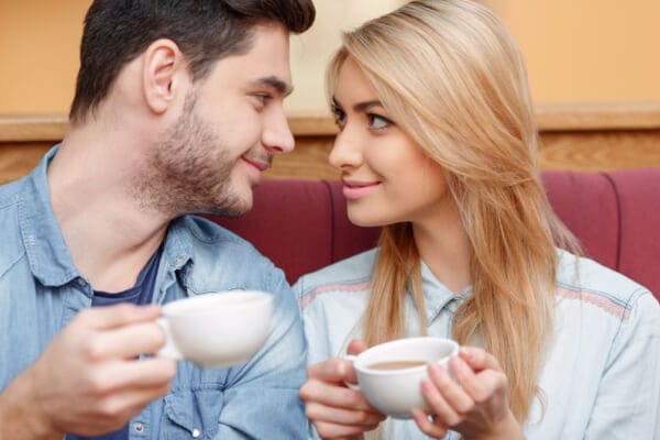 casal tomando café