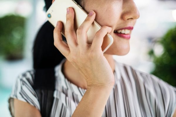 mulher falando ao telefone