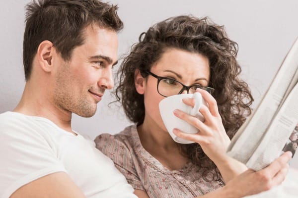 casal lendo jornal