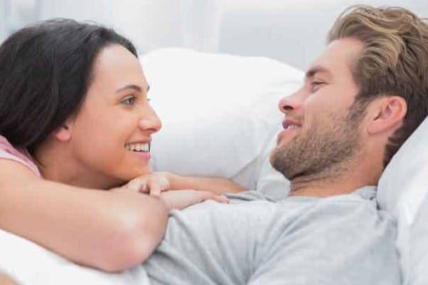 casal deitado conversando