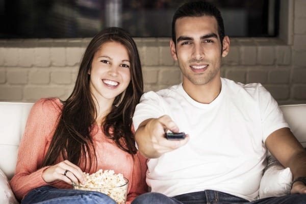 casal assistindo tv