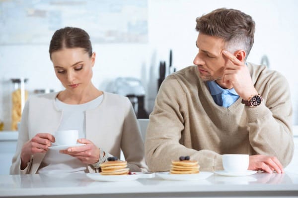 casal tomando café da manha