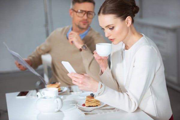 casal tomando café da manha