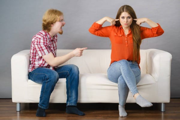 mulher e homem sentado no sofá