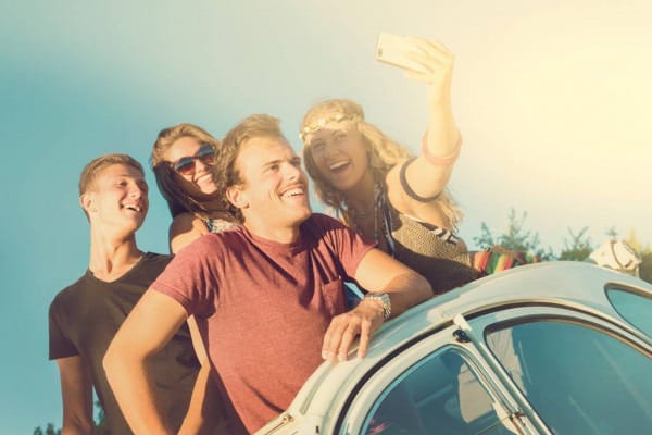 grupo de amigos no carro