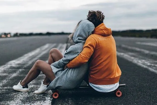 mulher e homem abraçados