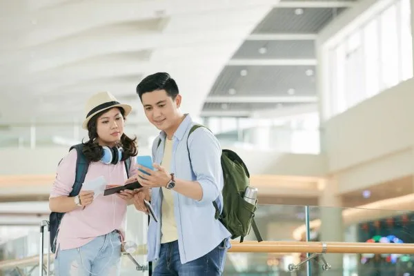 mulher e homem no celular