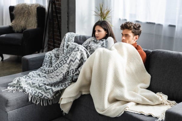 mulher e homem sentados no sofá