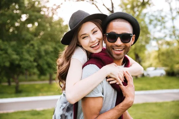 homem e mulher abraçados