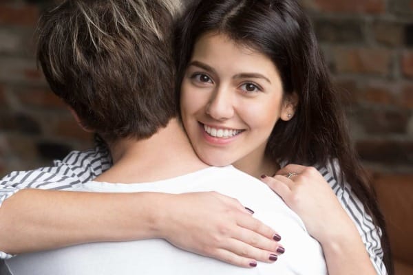casal abraçado