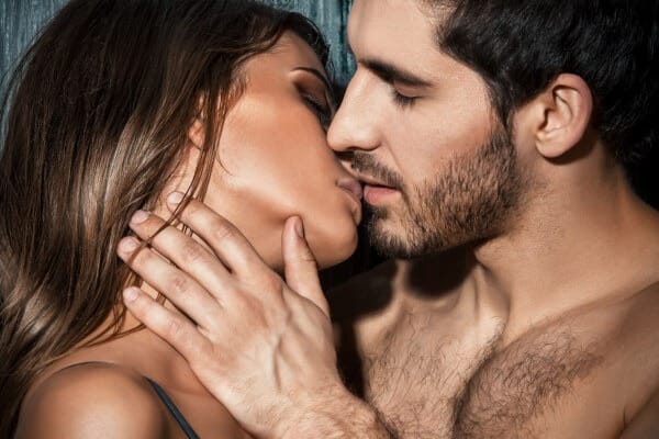 casal se beijando