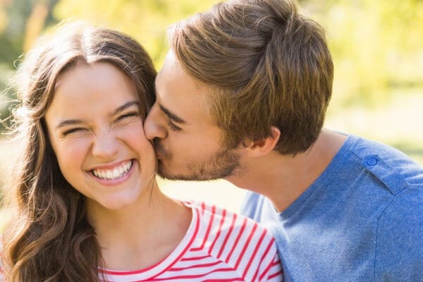 homem beijando mulher
