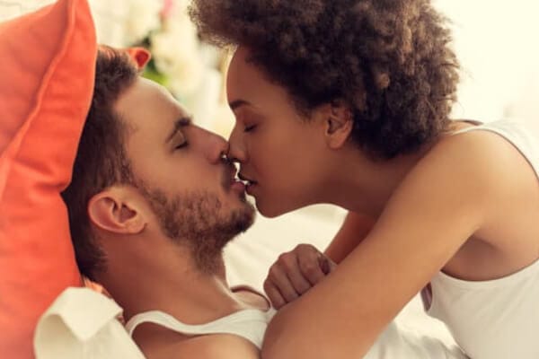 casal deitado se beijando