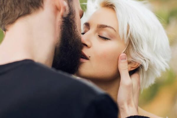 casal se beijando