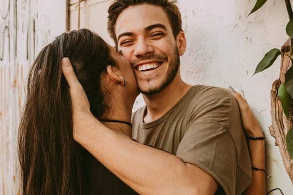 casal abraçado e feliz