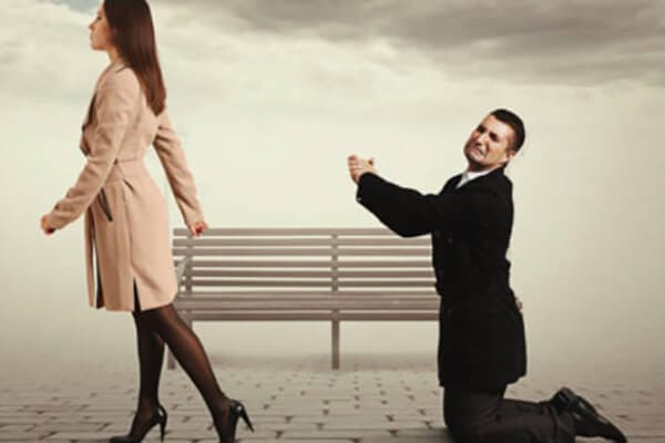 homem ajoelhado para mulher