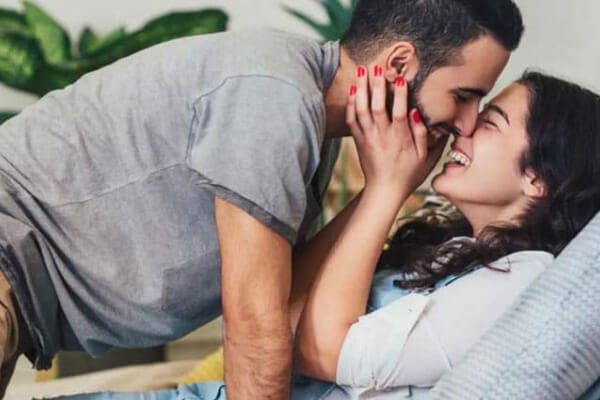 casal deitado se beijando