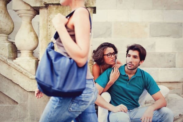 casal sentado na escada