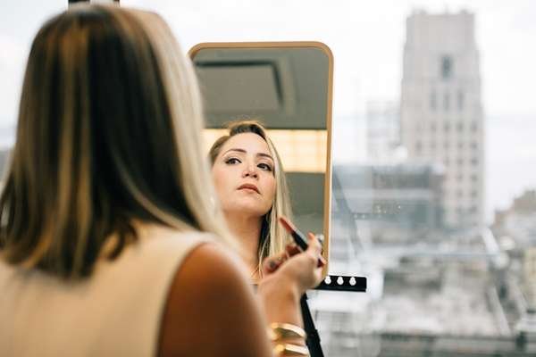 mulher se olhando no espelho