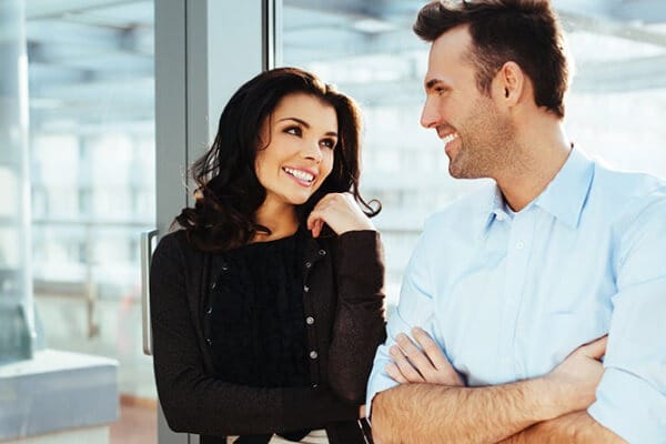 contato visual entre homem e mulher
