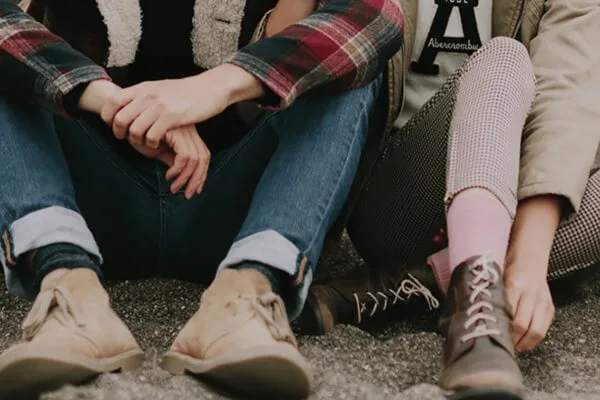 mulher e homem sentados um do lado do outro