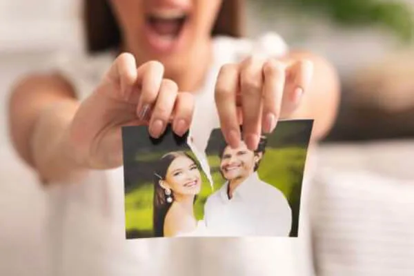 mulher rasgando foto