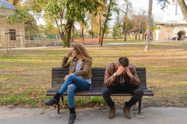 homem e mulher sentados