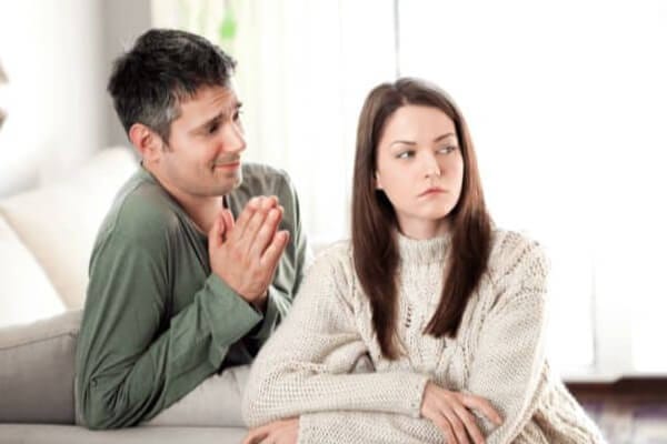 casal sentado no sofá