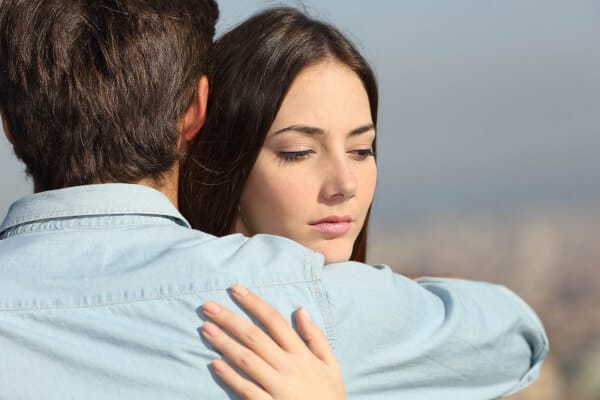casal abraçados