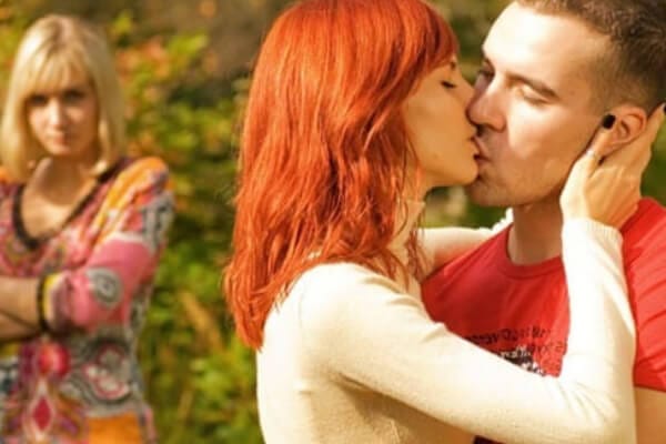 casal se beijando