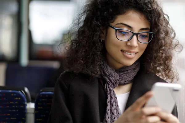 mulher sentada digitando no celular