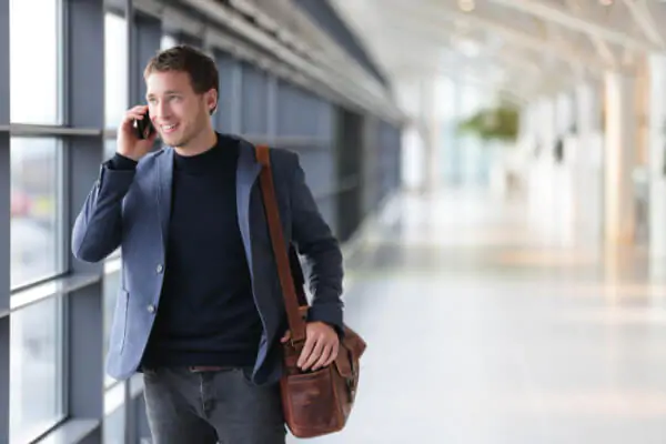 homem falando ao celular