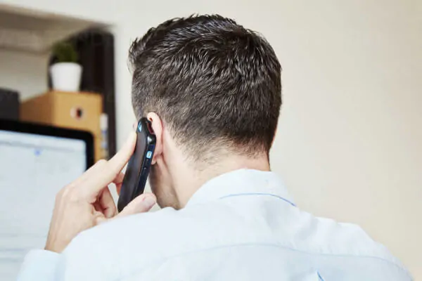 homem falando ao celular