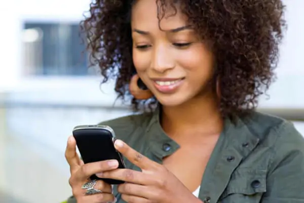 mulher digitando no celular