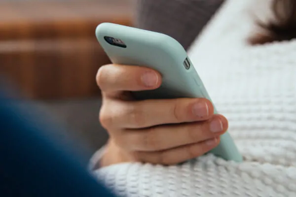 mulher mexendo no celular