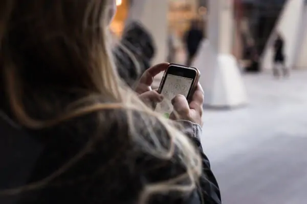 mulher usando o celular